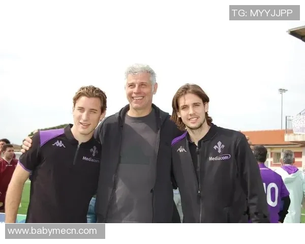 足球明星同框瞬间珍藏回忆展现球场魅力与友谊的精彩合照